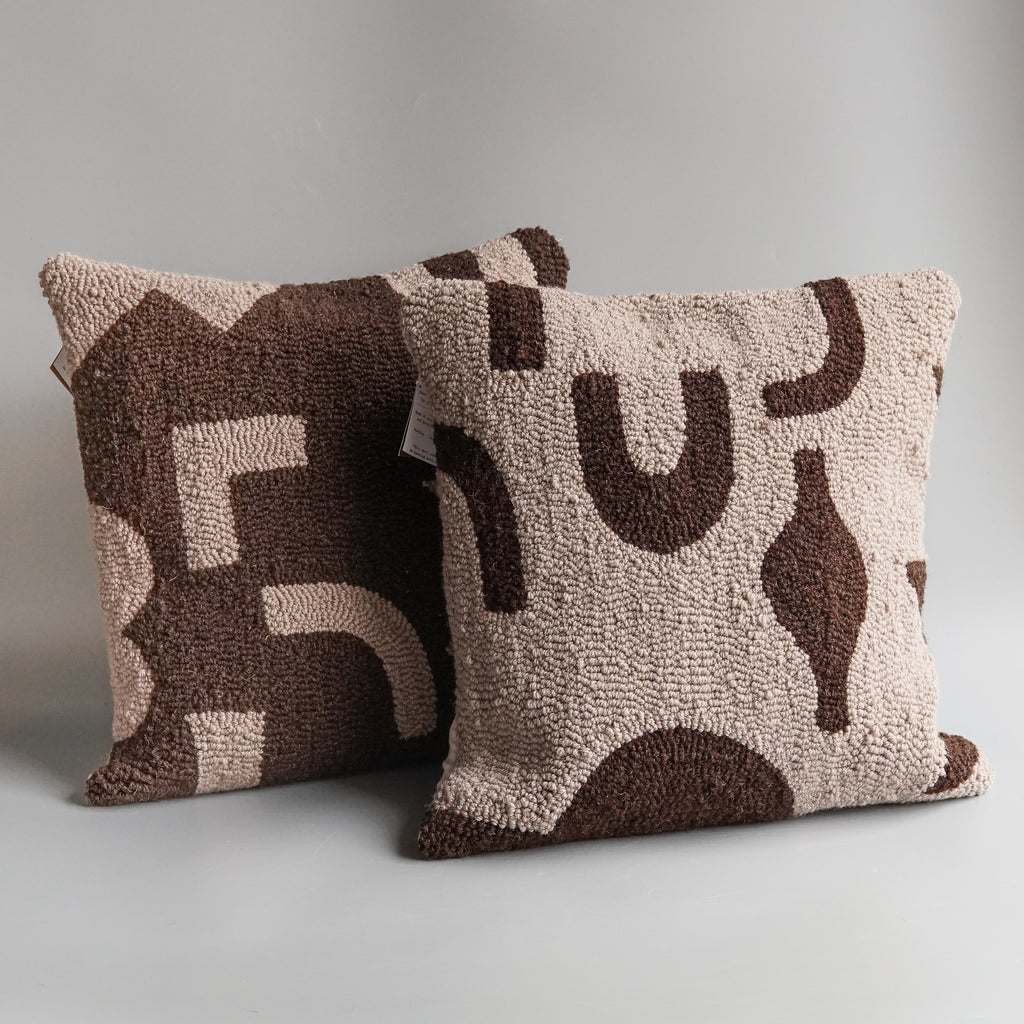 Ito: 18 x 18 "Figures" Tufted Cushion Cover