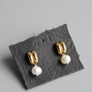 Uni: White Pearl Loua Studs