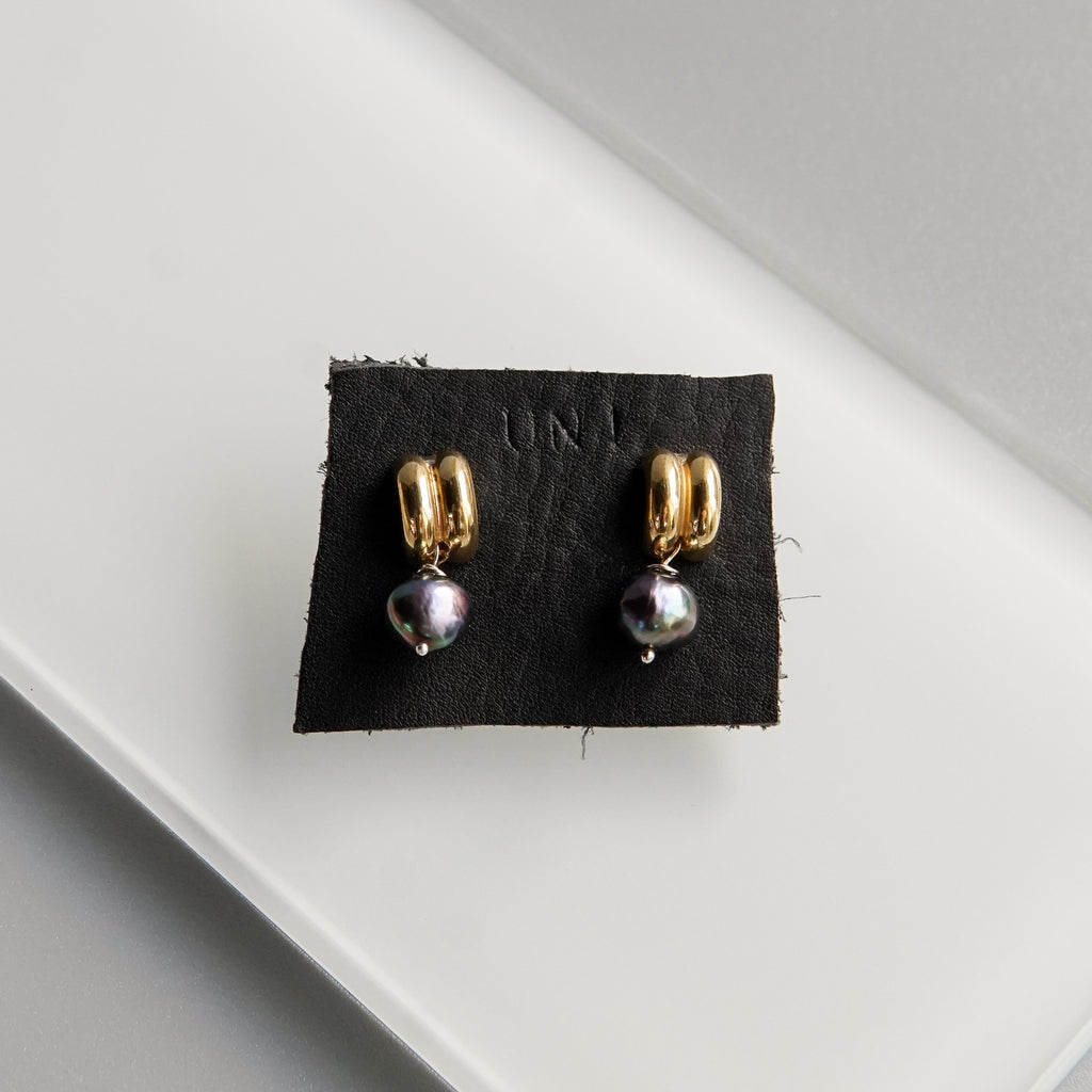 Uni: Black Pearl Loua Studs